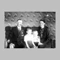 027-0113 Franz und Edith West mit ihren Soehnen Manfred und Gerhard im Jahre 1941 .jpg